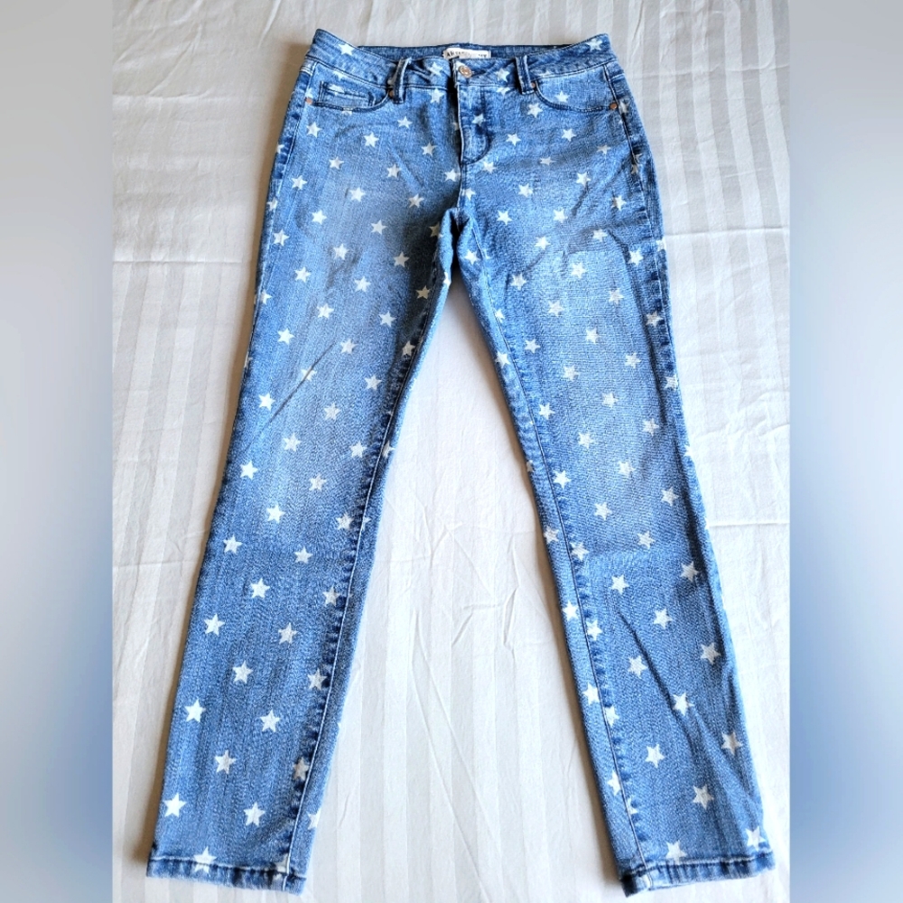 Size 6 Star Print Ankle Length Jeans. Artisans NY. Washed, Never worn.